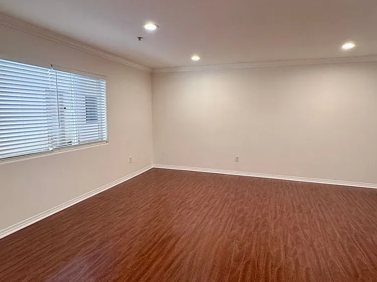 13525 Vanowen St #103 — Photo 8
