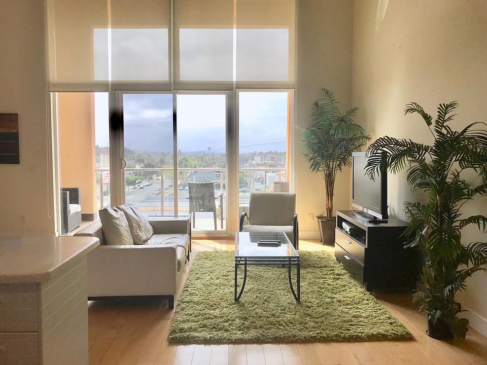Loft Living Room w/flat screen TVs!