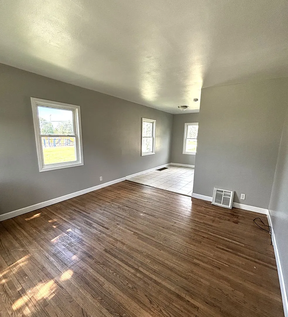 **Rent Recently Reduced!! ** Spacious 2 Bedroom Townhouse For Rent!! — Photo 2