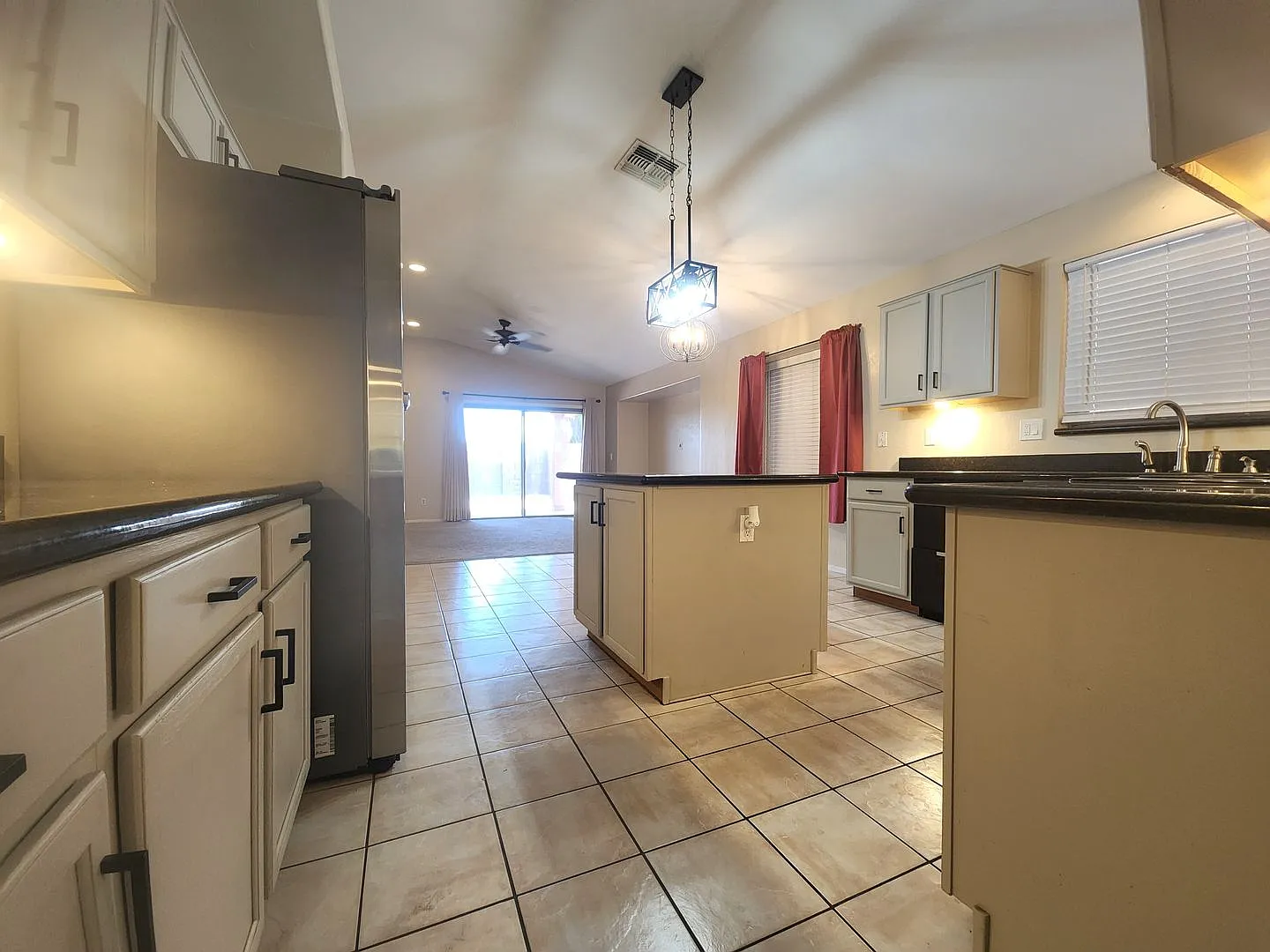 Spacious Home with Mountain views Near Downtown — Photo 4