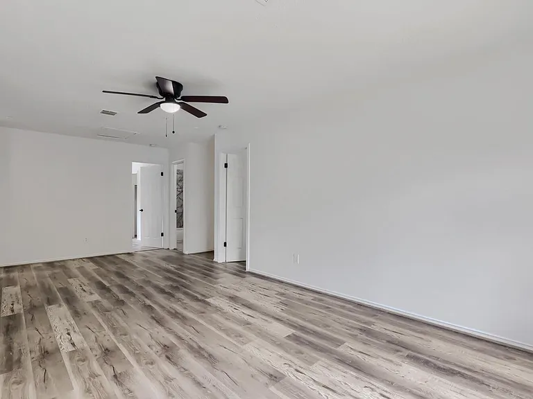 512 Woodford Dr — Photo 15