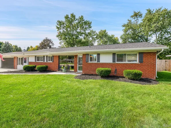 6657 Snow Apple Dr, Clarkston, MI 48346