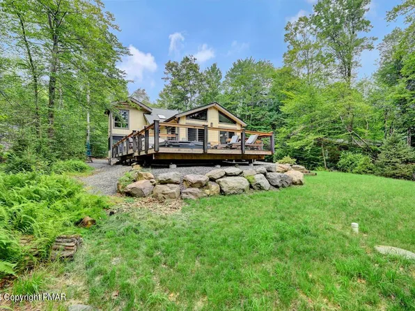 5574 Woodland Ave, Pocono Pines, PA 18350