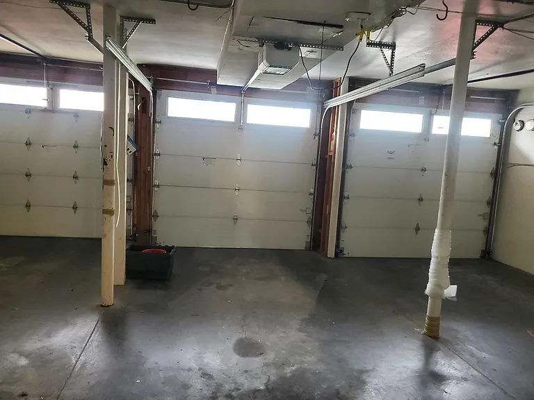 581 Merritt Ave — Photo 15