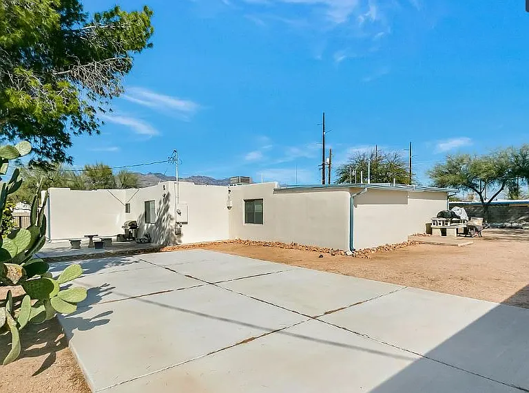 3402 E Kleindale Rd — Photo 16