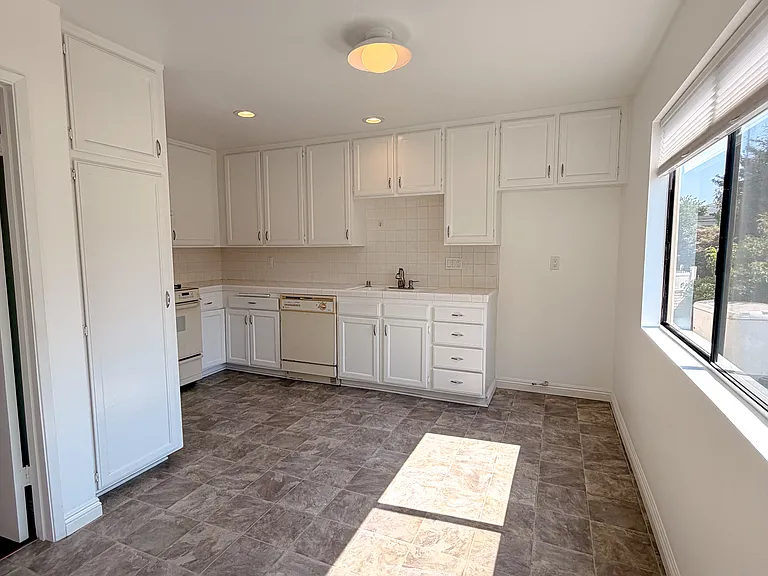 18242 Burbank Blvd #8 — Photo 11