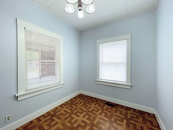 4th image of 102 W 8th Ave