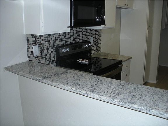 3rd image of 604 Bellaire Dr APT A