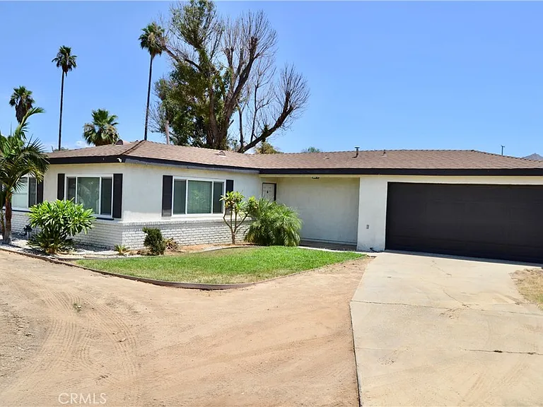 894 N Orange St — Photo 3