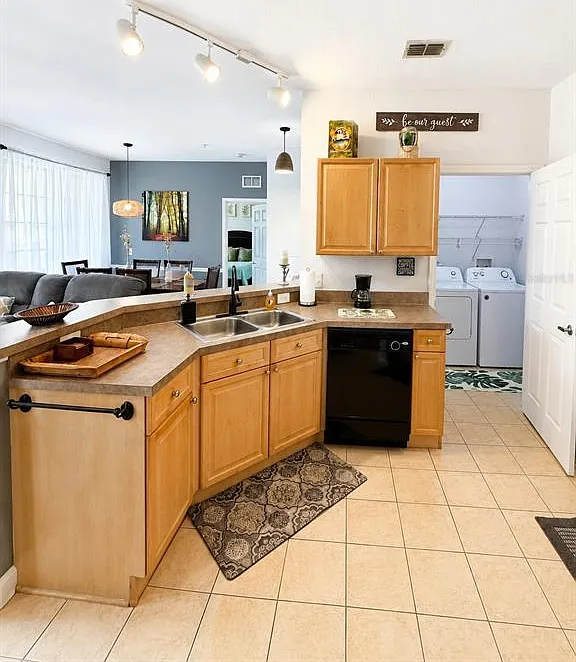 2 bed, 2.0 bath, 1261 sqft, $1,900 — Photo 3