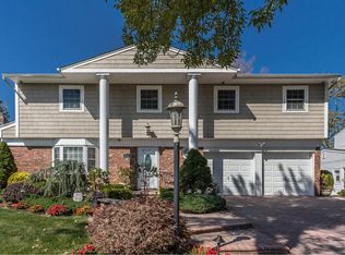 41 Bluebird Ln, Plainview, NY 11803