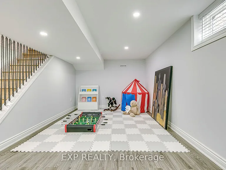 322 Mary St — Photo 43