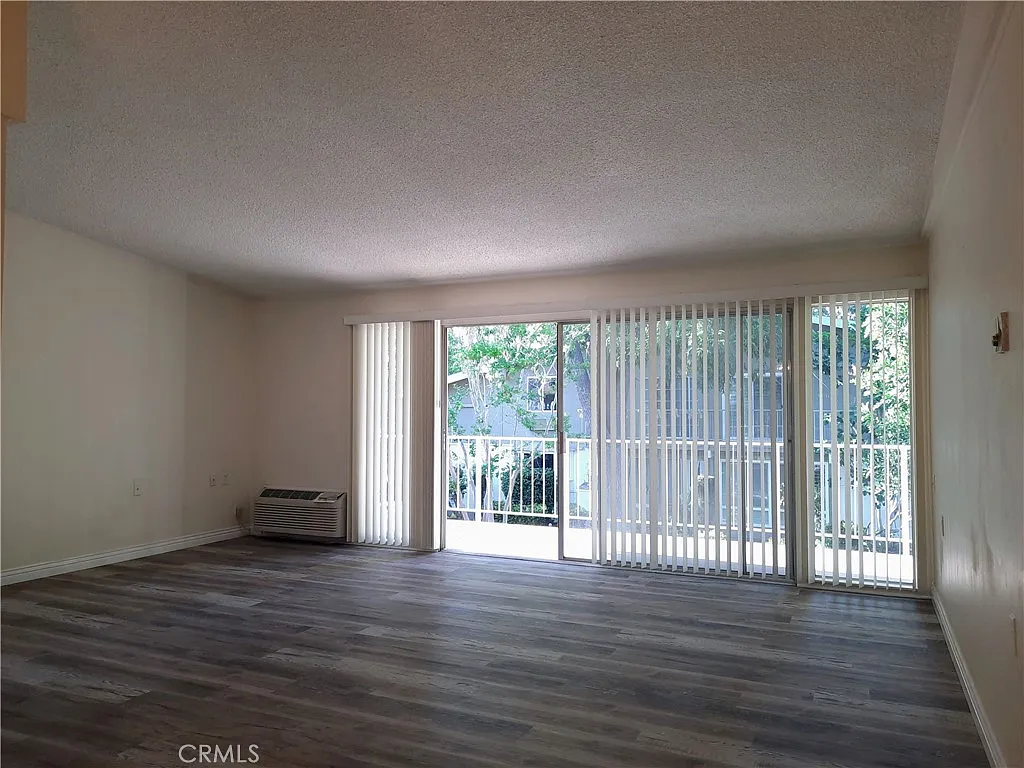 2 bed, 1040 sqft, $2,700 — Photo 3