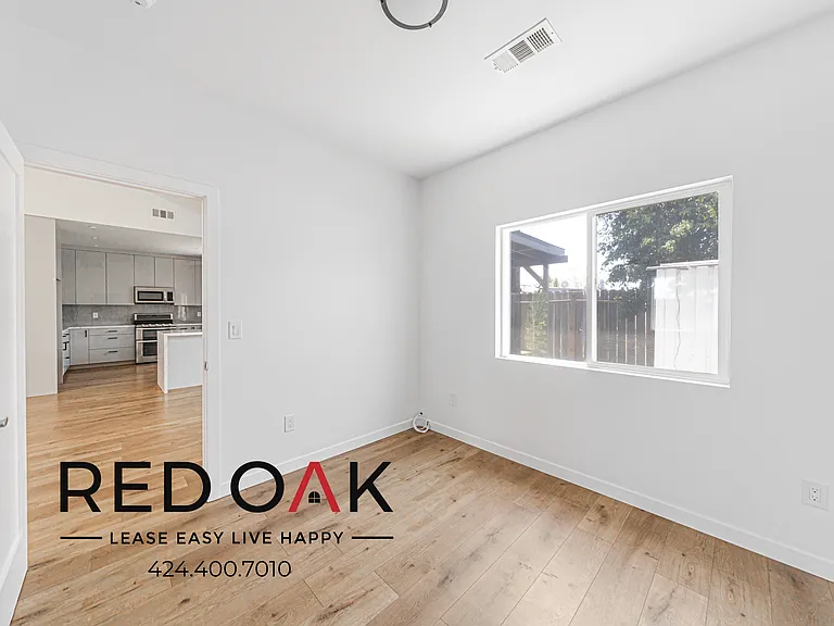 11028 Califa St — Photo 17