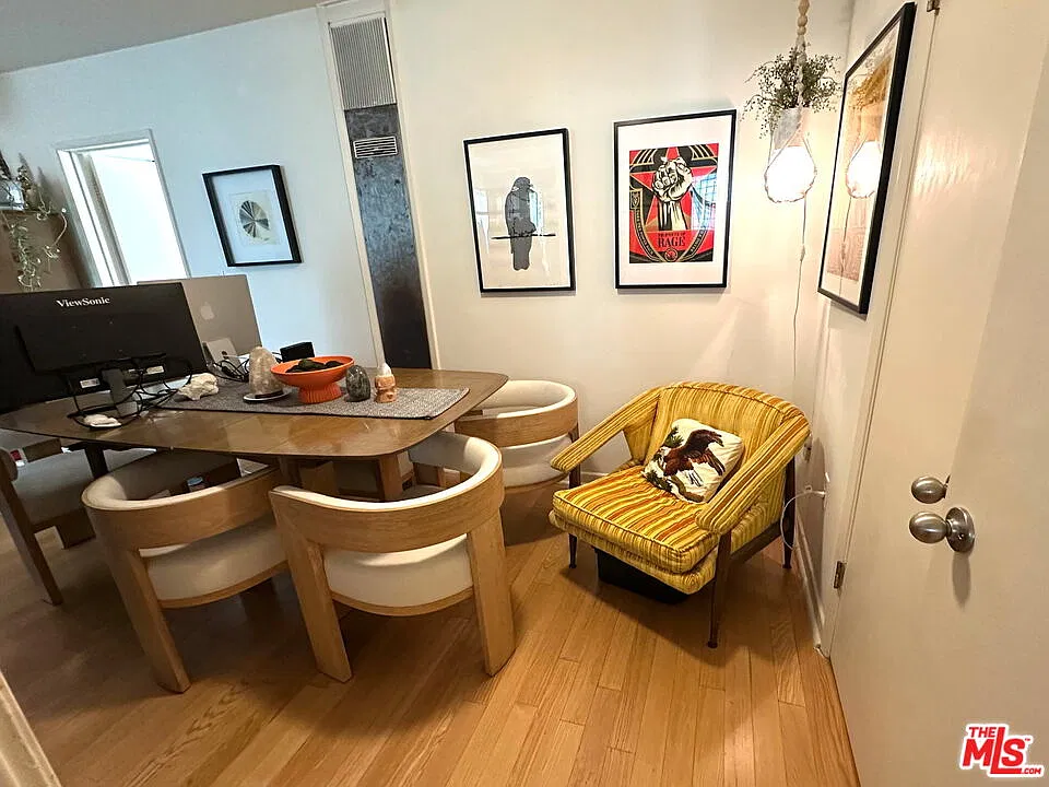 1 bed, 1.0 bath, 900 sqft, $3,975 — Photo 2