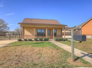 1607 2nd St, Floresville, TX 78114