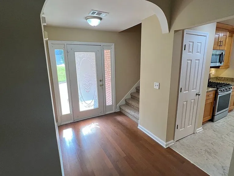 824 Georgian Point Dr — Photo 3