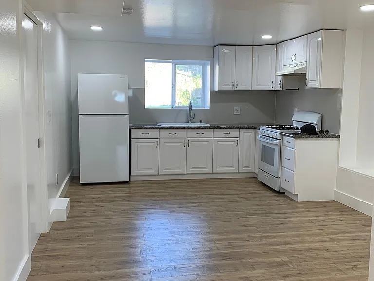 FULL KITCHEN W/ NEW APPLIANCES