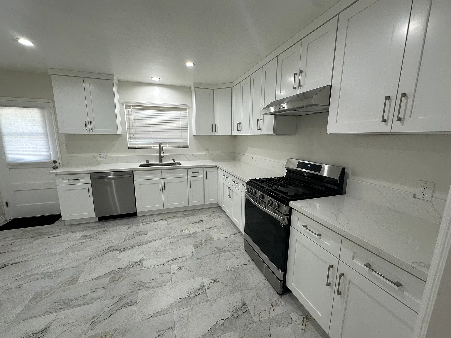 2 bed, 850 sqft, $2,650 — Photo 4