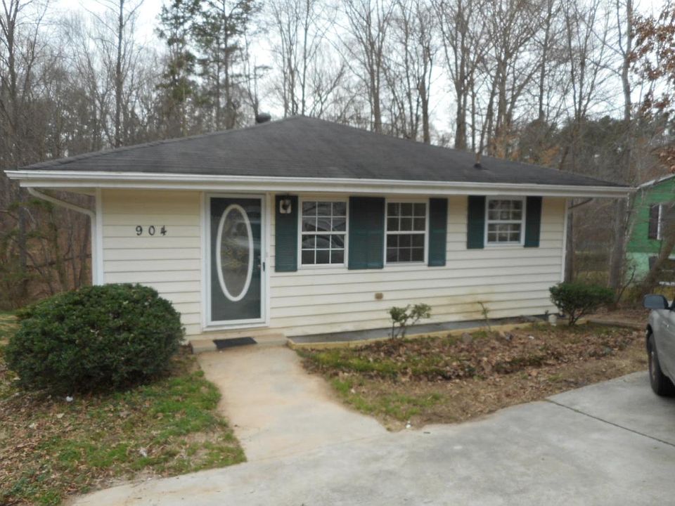 1st image of 904 Medina St