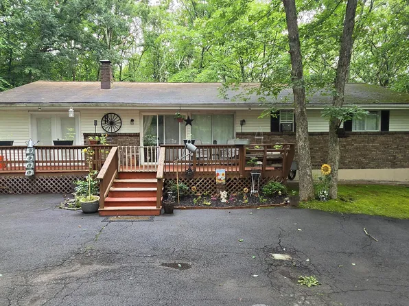 100 Long Ridge Dr, Hawley, PA 18428