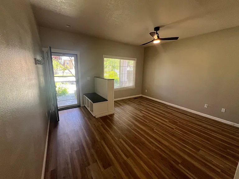 1351 E Red Rock Dr — Photo 2