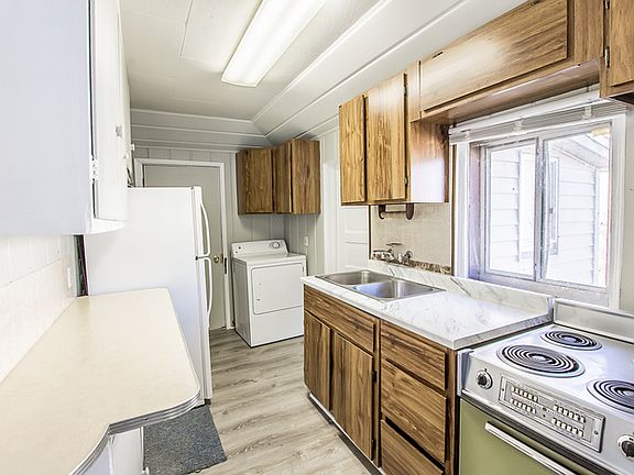 3rd image of 906 S Liberty Dr