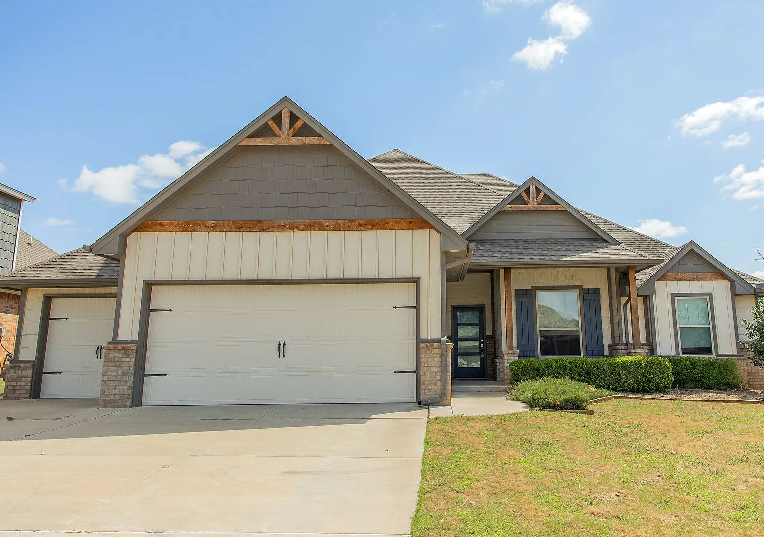 Beautiful 5 Bed Home For Lease — Photo 1