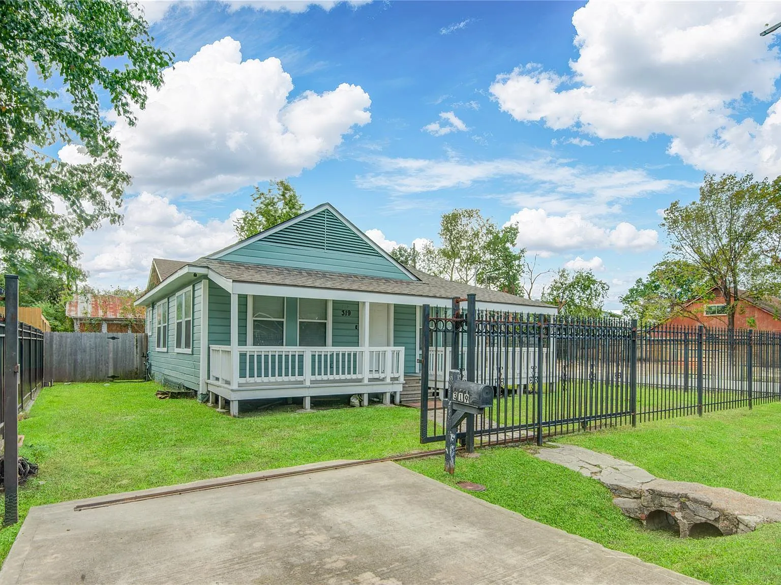 2 bed, 1.0 bath, 1168 sqft, $1,550 — Photo 2