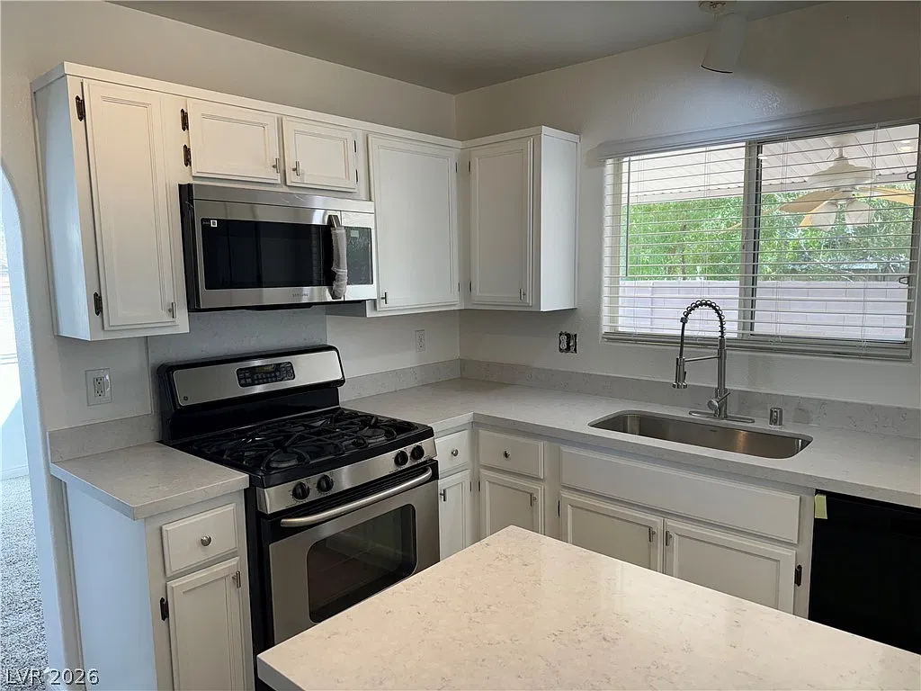 3 bed, 2.5 bath, 1557 sqft, $1,800 — Photo 4