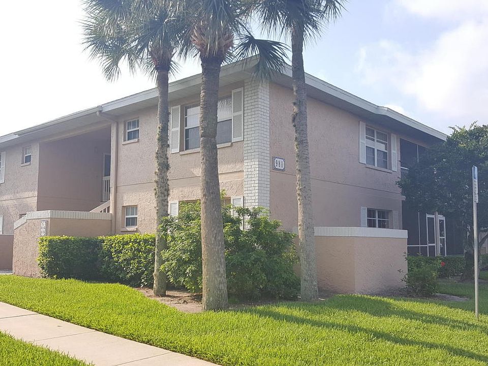 PRIVATE LOCATION BACKS TO WOODED AREA