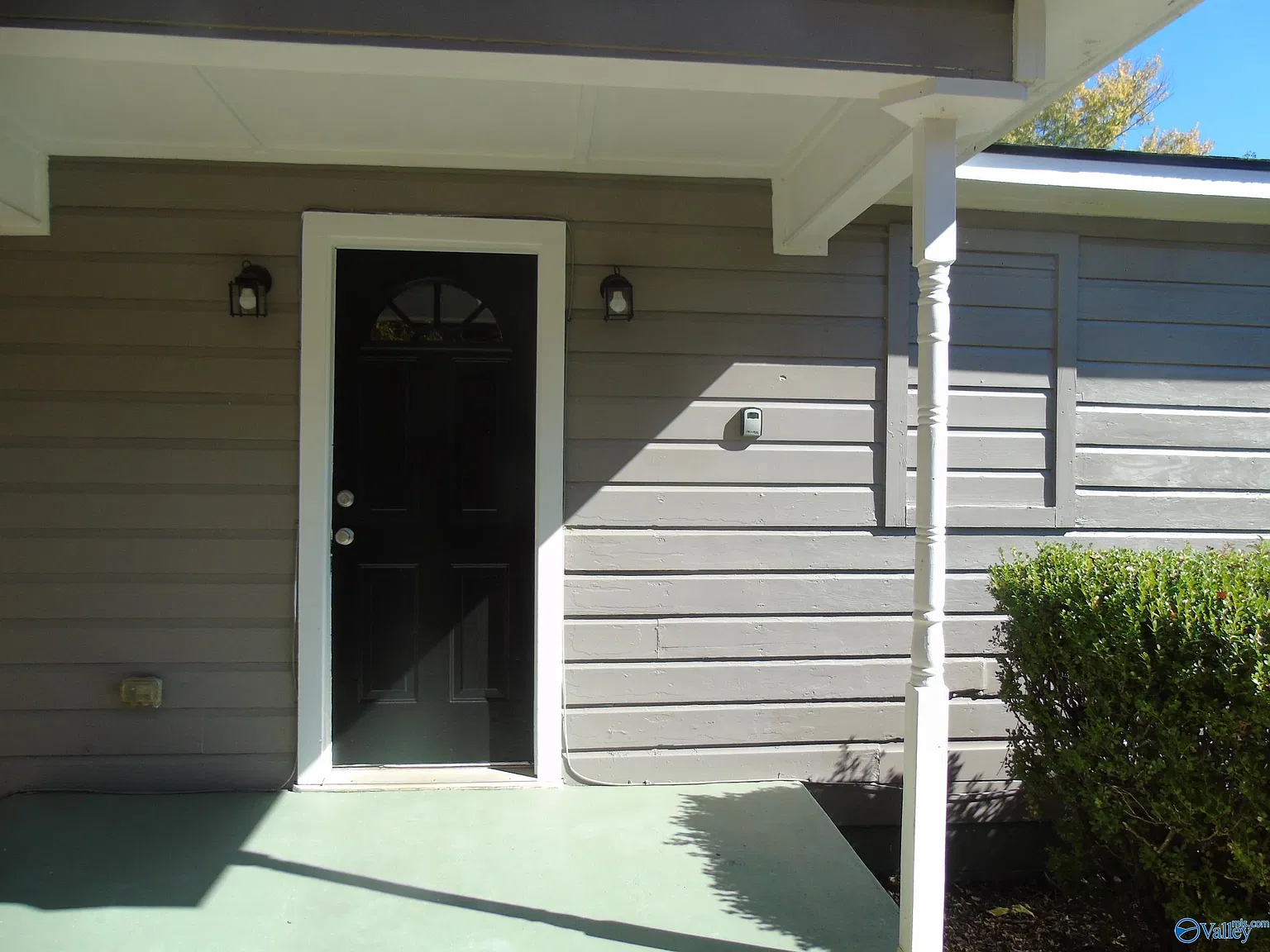 3 bed, 1.0 bath, 1055 sqft, $1,400 — Photo 2