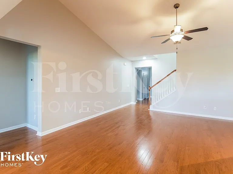 647 Redbud Ln — Photo 4