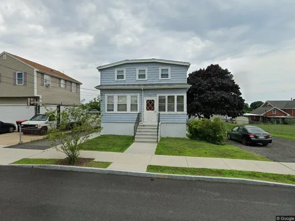 18 Puritan St #2, Dartmouth, MA 02748