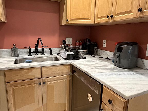 2nd image of 82 Munroe St APT 12