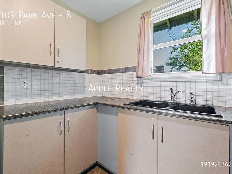 1109 Park Ave #B — Photo 5