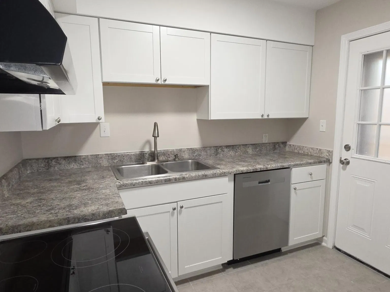 220 Elizabeth St — Photo 2