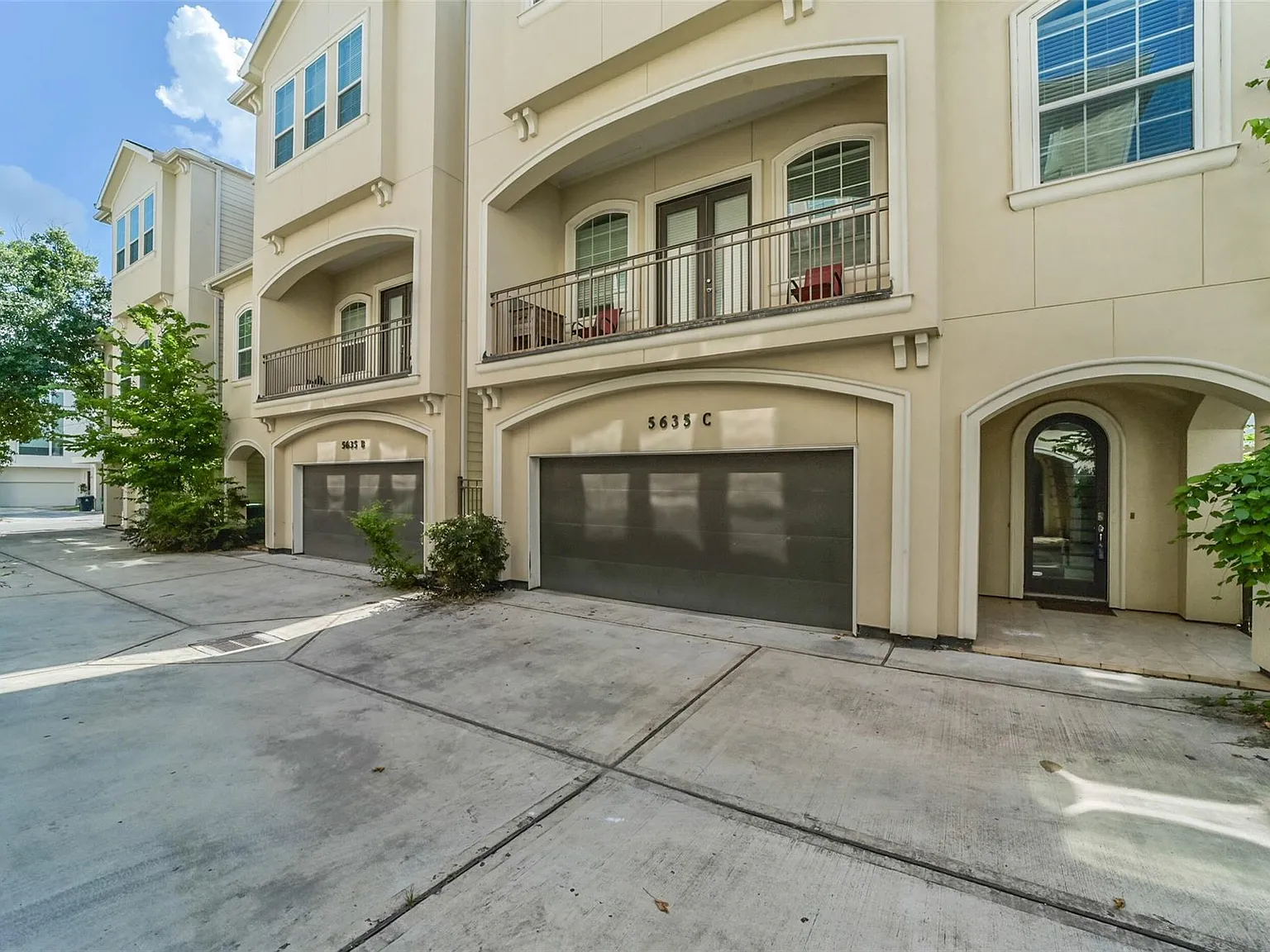 3 bed, 3.5 bath, 2356 sqft, $3,200 — Photo 2