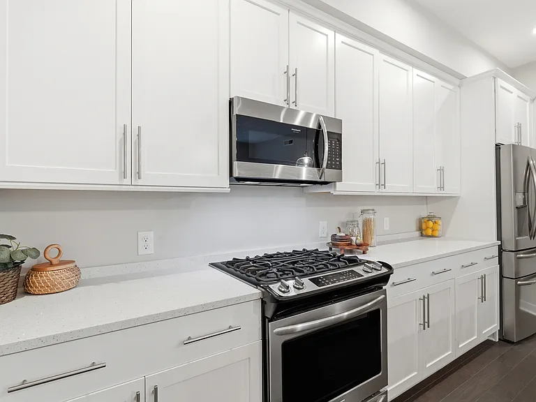 Shaker Cabinets, SS appliances, Gas stove