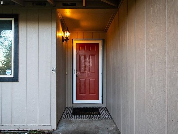 3rd image of 1300 SE Briarwood Dr