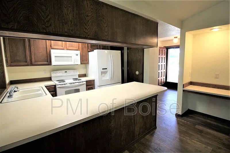 3 bed, 2.0 bath, 1252 sqft, $1,795 — Photo 4
