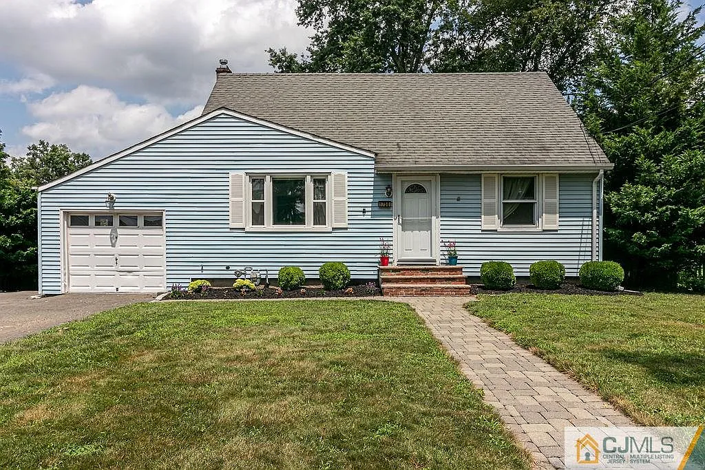 1750 Rosewood Dr photo 1