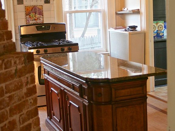 4th image of 4 Montague St #1