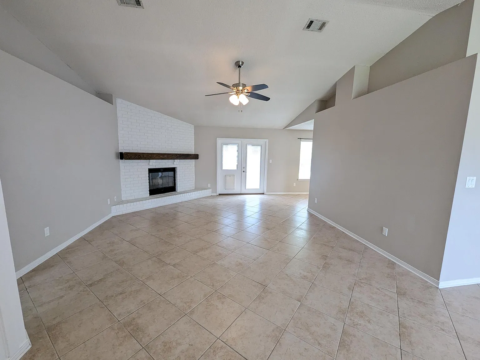 3 bed, 2.0 bath, 1707 sqft, $2,120 — Photo 2