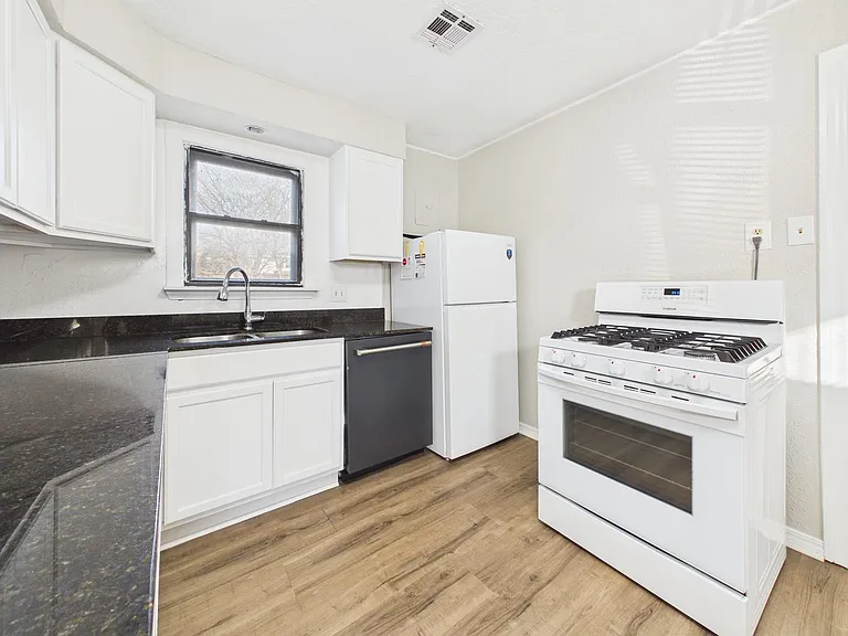 1307 NW Maple Ave — Photo 10