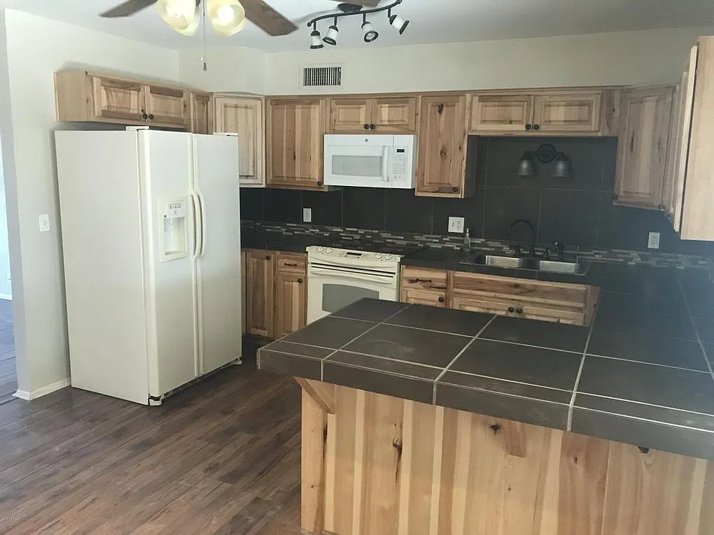 590 N Warner St — Photo 3