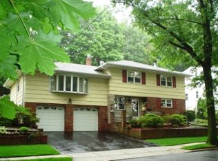572 Oak St, Ridgefield, NJ 07657