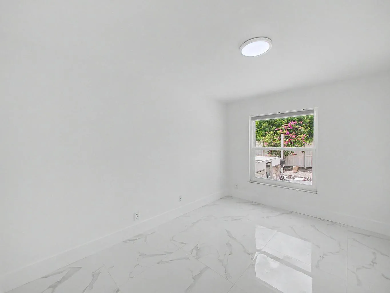 3 bed, 1318 sqft, $3,399 — Photo 2