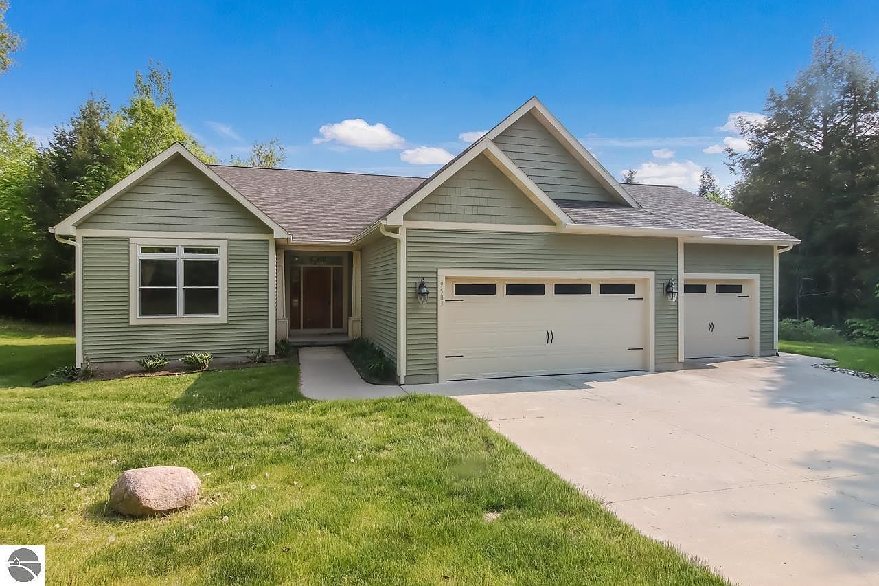 9583 Moon Rdg, Onekama, MI 49675 Zillow