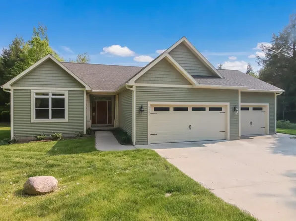 9583 Moon Rdg, Onekama, MI 49675